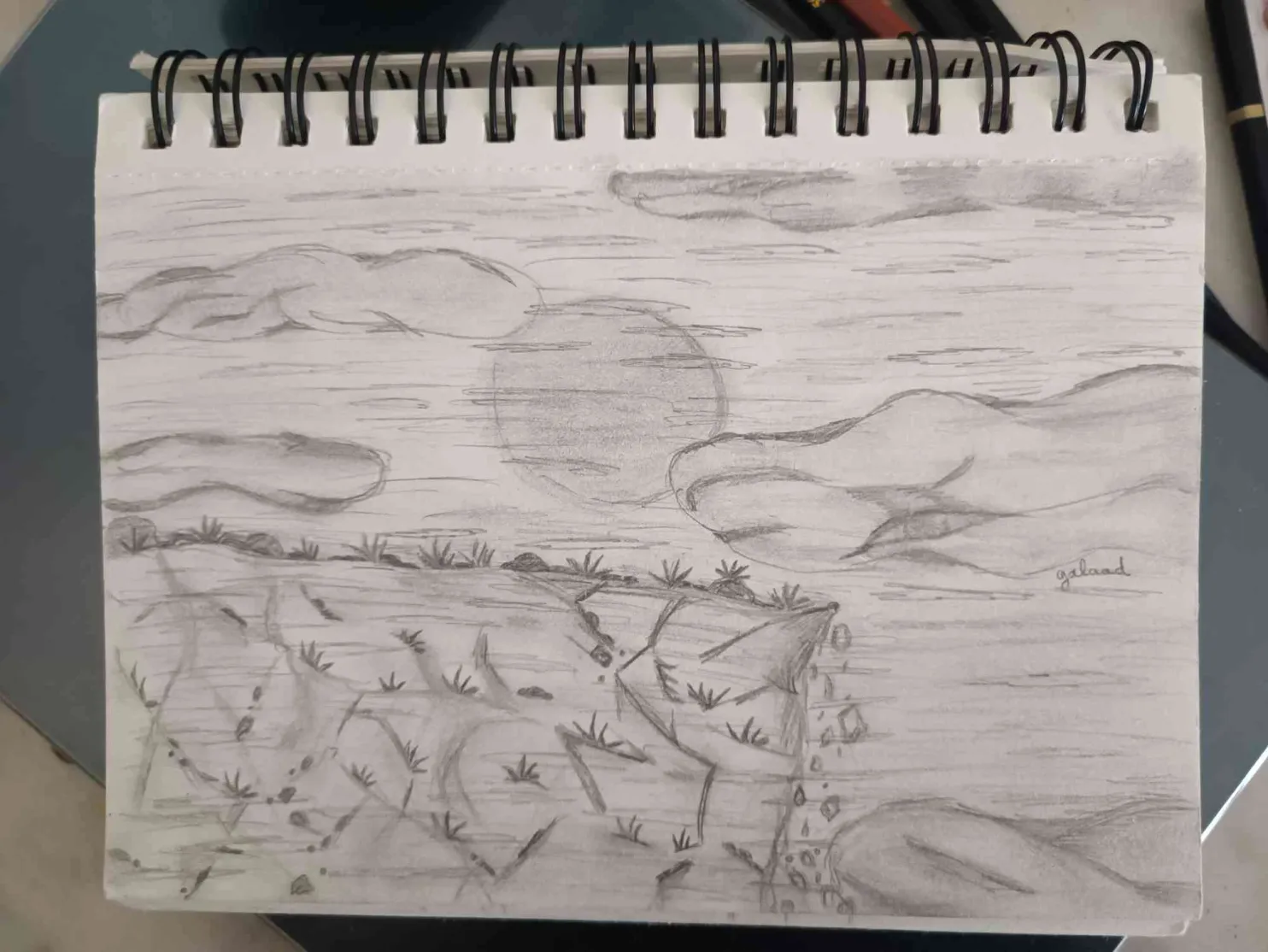 La falaise brumeuse et ensoleillé, par Galaad Night