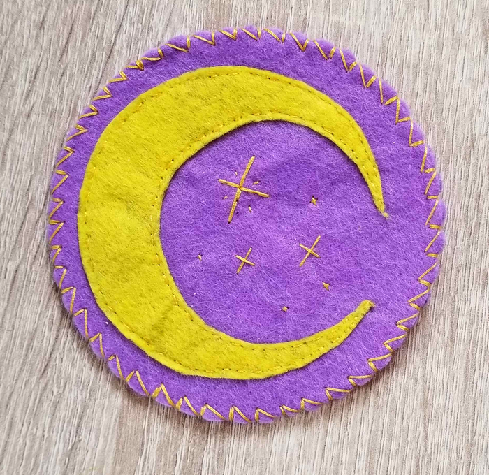 Sous-tasse lune, par Milou